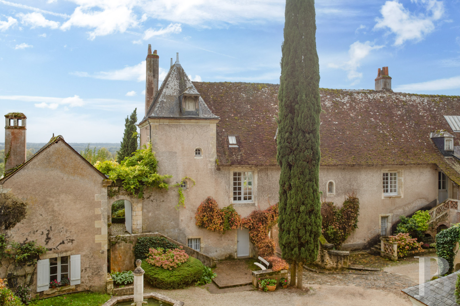 En Indre-et-Loire, sur les hauteurs d’un village, près d’Amboise, un château et son hameau en bordure de forêt - photo  n°5